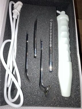 White Handheld acne Tool Set with Metal Tips